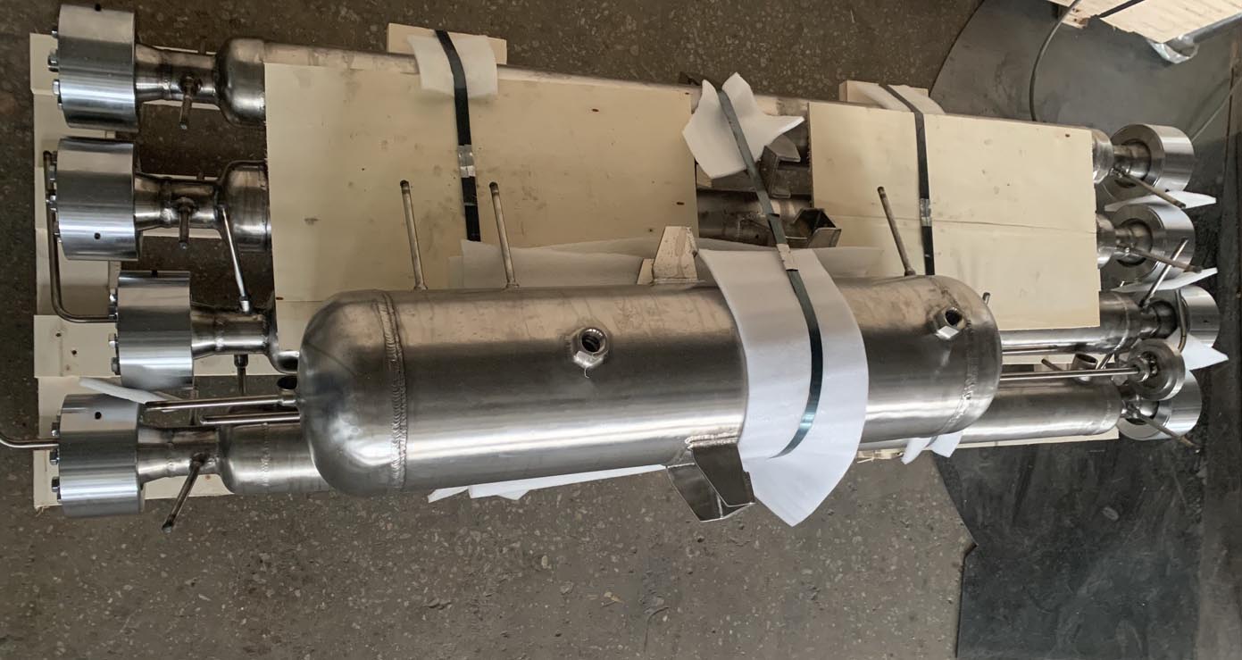 天津客戶冷凝器和多管反應(yīng)器.jpg 天津客戶冷凝器和多管反應(yīng)器.jpg